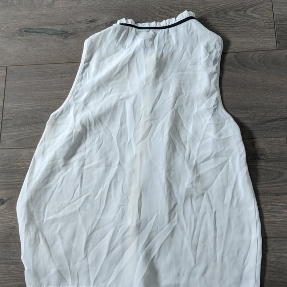 Forever21 💕2/$30💕 White Top - Picture 3 of 3